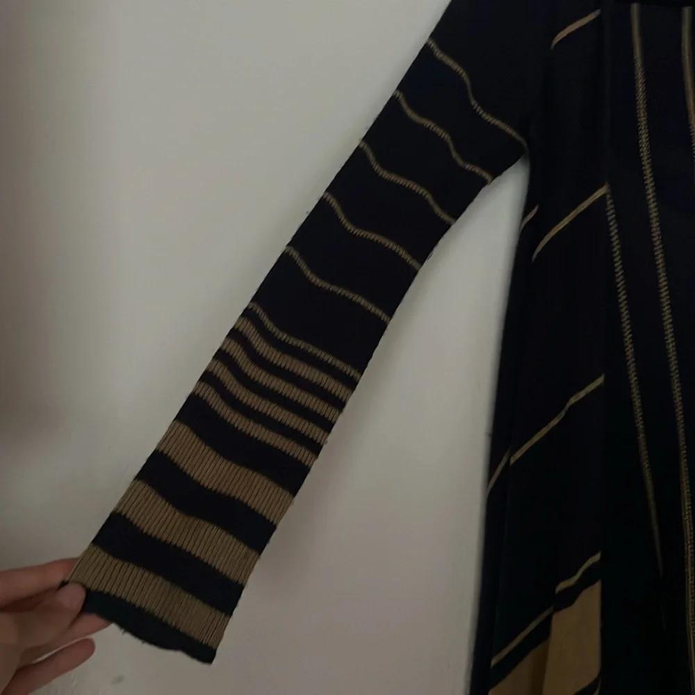 Indah Sweater - Picture 6 of 8